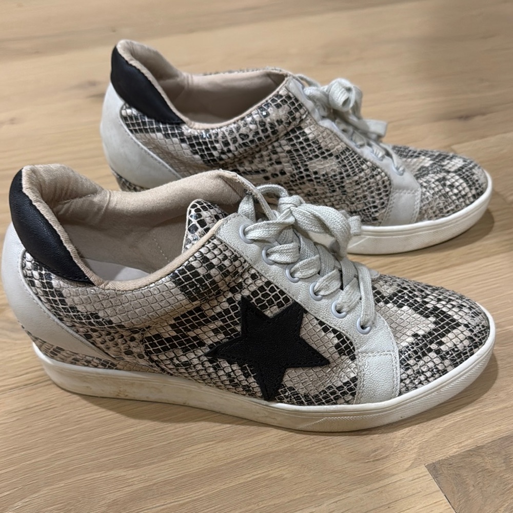 Stylish Women's Snake Print Sneakers